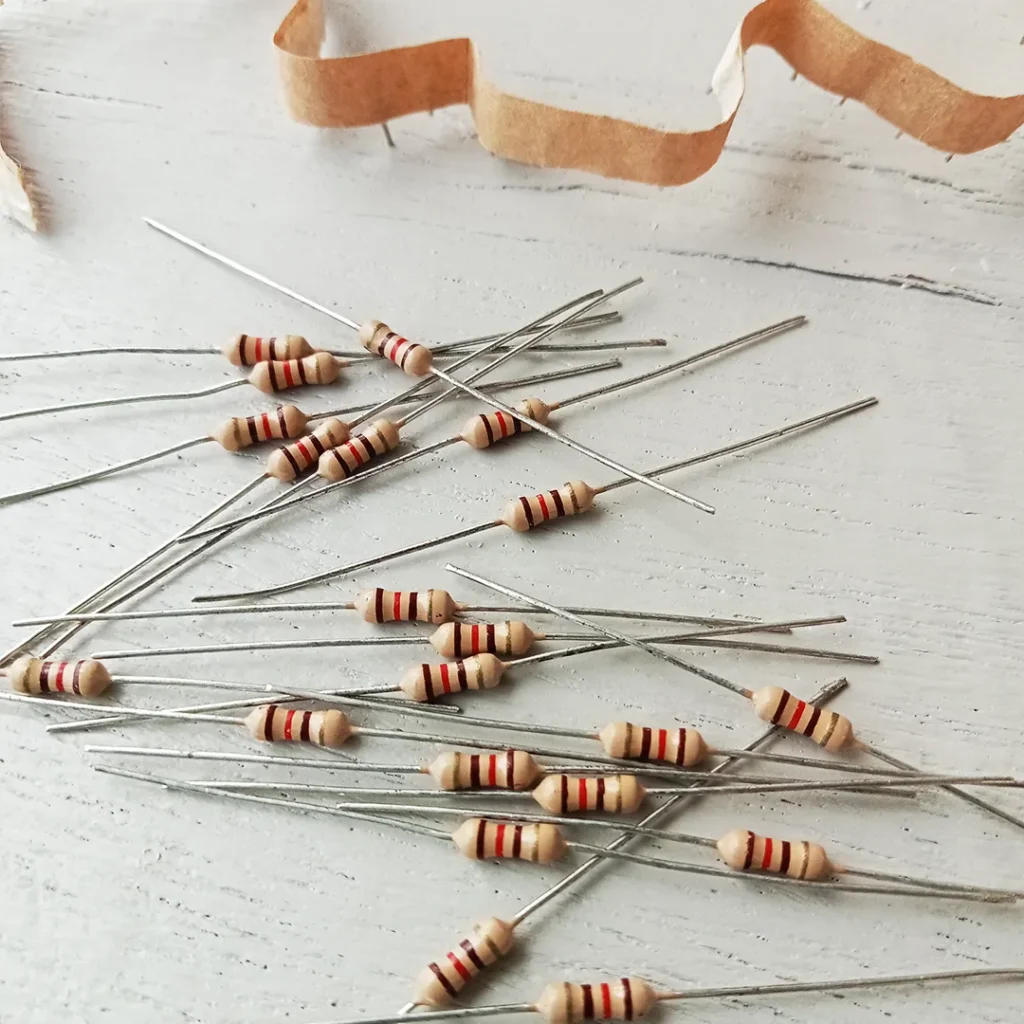 Resistor detached from its bundle to fill on the dispenser
